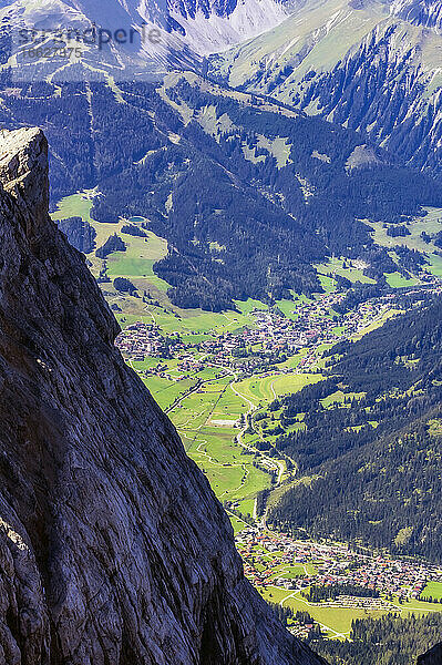 Österreich  Tirol  Ehrwald  Alpenstadt im Wettersteingebirge im Sommer