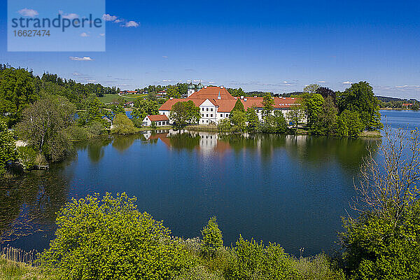 Deutschland  Bayern  Seeon-Seebruck  Seeoner Seen und Kloster Seeon im Sommer