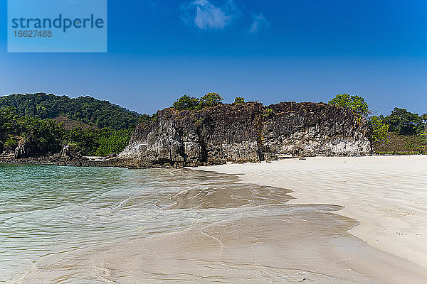 Myanmar  Region Tanintharyi  Sandiger Küstenstrand von Smart Island im Sommer