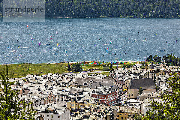 Schweiz  Kanton Graubünden  Silvaplana  Seestadt im Sommer mit Kite-Surfern im Hintergrund
