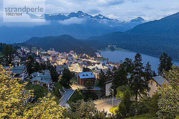 Schweiz  Kanton Graubünden  St. Moritz  Erholungsort im Engadin in der Abenddämmerung