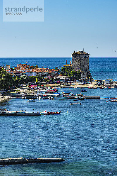 Griechenland  Chalkidiki  Ouranoupoli  Alter Turm am Rande des Küstendorfes im Sommer