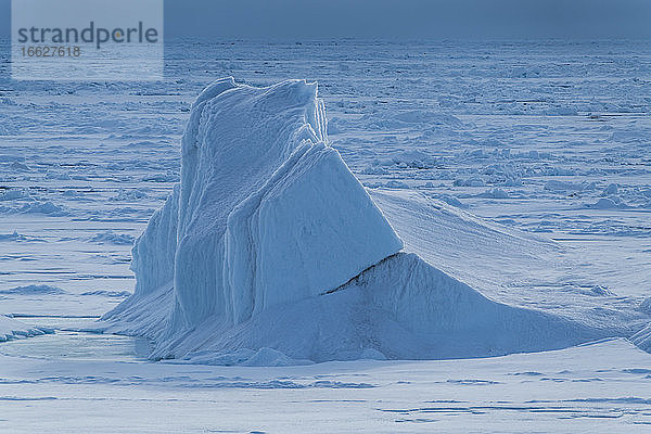 Eisberg schwimmt im Arktischen Ozean