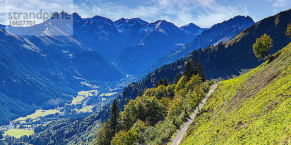 Panoramablick auf das Stillachtal in den Allgäuer Alpen im Herbst