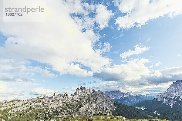 Idyllische Aufnahme der felsigen Berge von den Sextner Dolomiten aus gesehen  Dolomiten  Südtirol  Italien