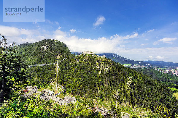 Österreich  Tirol  Reutte  Schloss Ehrenberg mit Blick auf das Dorf darunter