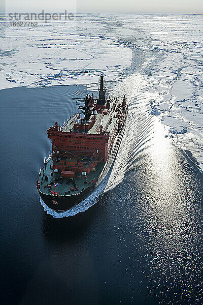 Luftaufnahme des Eisbrechers 50 Years of Victory  der sich durch das Eis des Arktischen Ozeans bricht