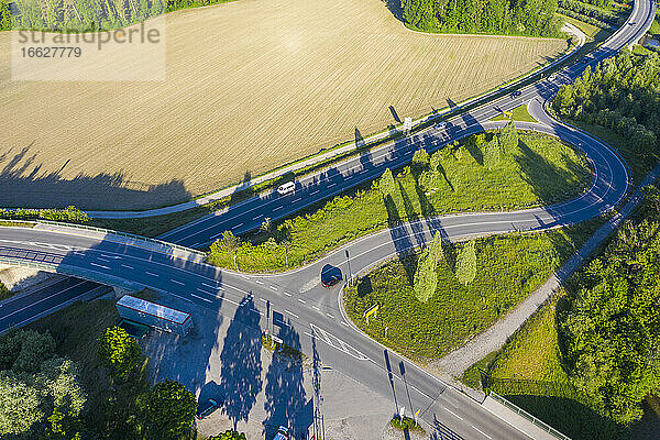 Drohnenansicht der Bundesstraße B472  die sich im Frühling durch die Landschaft zieht