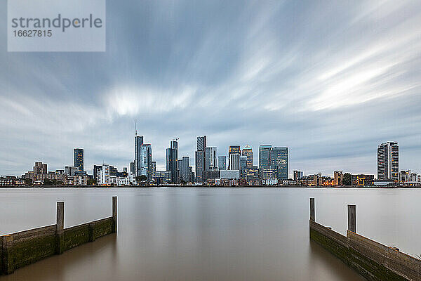 Moderne Skyline an der Themse in der Stadt gegen bewölkten Himmel in der Abenddämmerung  London  UK