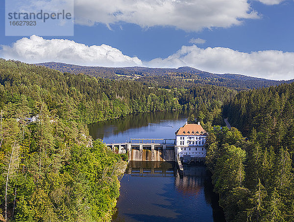 Drohnenansicht des Wasserkraftwerks am Hollensteinsee und des umliegenden Waldes im Sommer