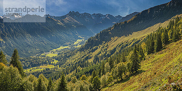 Panoramablick auf das Stillachtal in den Allgäuer Alpen im Herbst