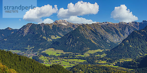 Panoramablick auf das Stillachtal in den Allgäuer Alpen im Herbst