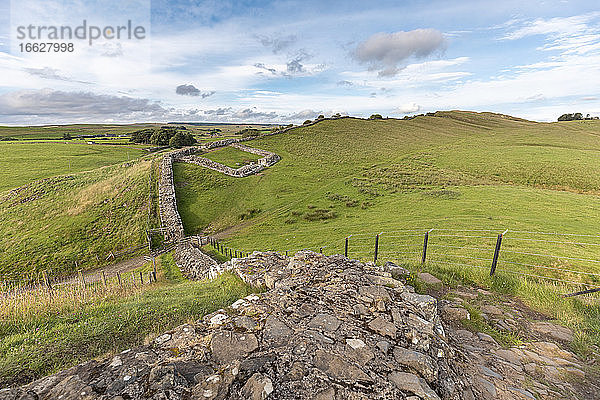 Vereinigtes Königreich  England  Hexham  Hadrians Wall  umgeben von grüner Hügellandschaft