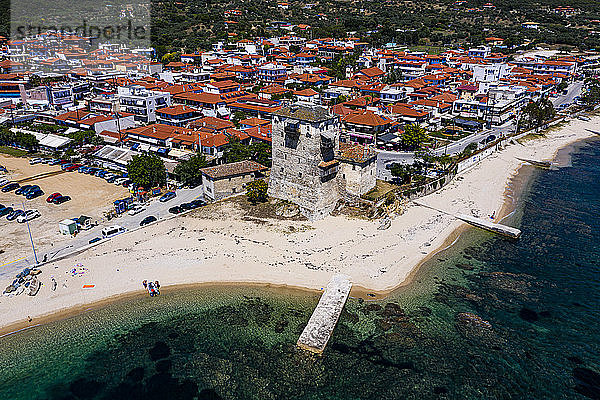 Griechenland  Chalkidiki  Ouranoupoli  Luftaufnahme von Strand und altem Turm am Rande des Küstendorfs im Sommer