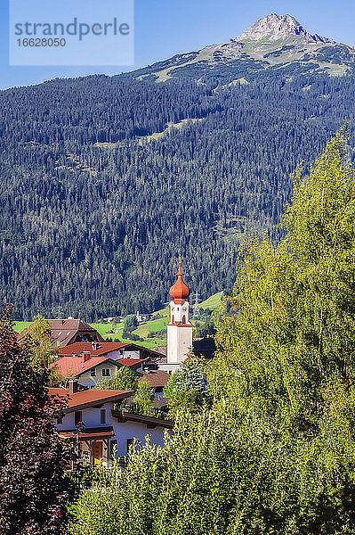 Österreich  Tirol  Ehrwald  Bergdorf im Wettersteingebirge mit Zugspitze im Hintergrund
