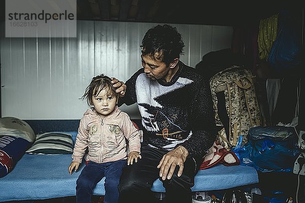 Vater mit seiner Tochter im Camp von Moria  Lesbos  Griechenland  Europa