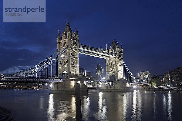 Tower Bridge bei Nacht  London  England