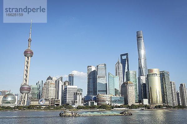 Pudong Area  Sonderwirtschaftszone  Stadtbezirk von Shanghai  am östlichen Ufer des Huang Po Flusses  Frachtschiffe  links der Oriental Pearl Tower  rechts von der Mitte der Shanghai Tower  Shanghai  China  Asien