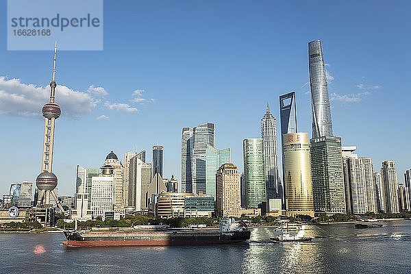 Pudong Area  Sonderwirtschaftszone  Stadtbezirk von Shanghai  am östlichen Ufer des Huang Po Flusses  Frachtschiffe  links der Oriental Pearl Tower  rechts von der Mitte der Shanghai Tower  Shanghai  China  Asien