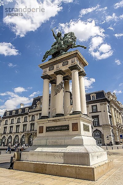 Reiterstandbild von Vercingetorix  Place de Jaude Platz  Clermont-Ferrand  Département Puy-de-Dôme  Auvergne  Frankreich  Europa