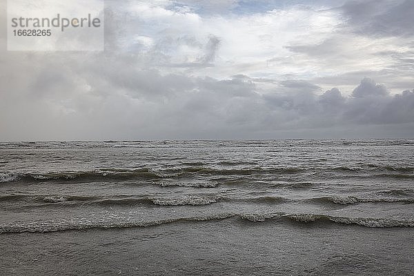 Strand von Cox´s Bazar nach Monsunregen  der Strand am Golf von Bengalen im südöstlichen Bangladesch gilt mit einer Länge von 150 km als längster Naturstrand der Welt  Cox's Bazar  Chittagong  Bangladesch  Asien