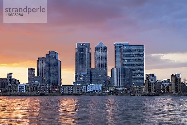 Canary Wharf Finanzdistrikt mit Blick über die Themse  London  Großbritannien  Europa