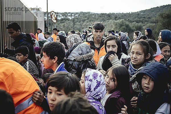 Ausgabe von Milchpulver und Windeln für die Geflüchteten im Camp Moria  Lesbos  Griechenland  Europa