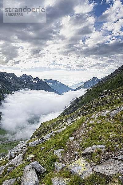 Greizer Hütte  Berliner Höhenweg  Nebelverhanges Tal  Bergtal Floitengrund  Zillertaler Alpen  Zillertal  Tirol  Österreich  Europa