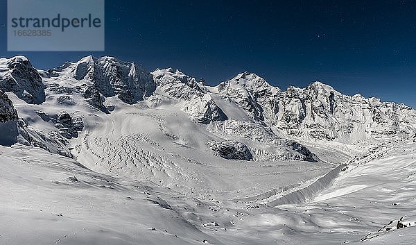 Winterliches Bergpanorama auf der Diavolezza bei Vollmond  Nachtaufnahme  Blick auf die Berninagruppe  Piz Palü  Bellavista  Piz Bernina  Persgletscher  Morteratschgletscher  Engadin  Schweiz  Europa