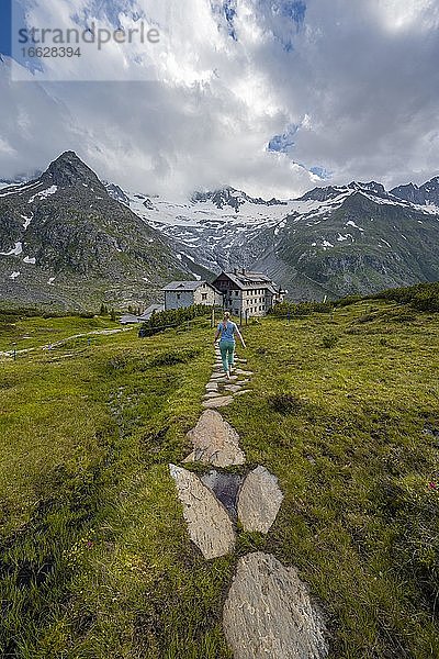 Wanderin auf dem Weg zur Berliner Hütte am Berliner Höhenweg  Berggipfel Steinmandl  Gletscher Waxeggkees und Hornkees  Zillertaler Alpen  Zillertal  Tirol  Österreich  Europa