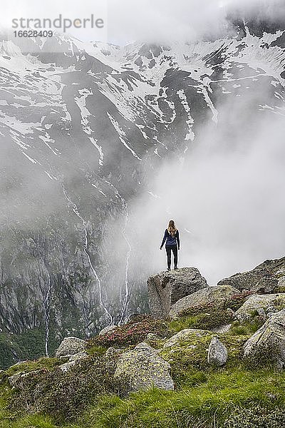 Berglandschaft bei Nebel  Wanderin blickt in die Ferne  nahe Furtschaglhaus  Berliner Höhenweg  Zillertaler Alpen  Zillertal  Tirol  Österreich  Europa