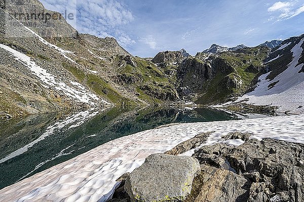 Altschnee am Schwarzsee  hinten Plattenkopf  Berliner Höhenweg  Zillertaler Alpen  Gletscher Schlegeiskees  Zillertal  Tirol  Österreich  Europa
