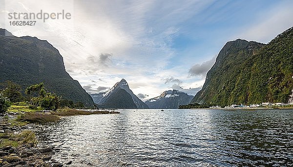 Mitre Peak  Fjordlandschaft am Milford Sound  Fiordland Nationalpark  Te Anau  Southland  Südinsel  Neuseeland  Ozeanien