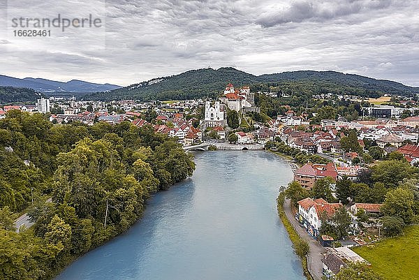Stadtansicht mit Fluss Aare  Festung Aarburg und Reformierte Kirche Aarburg  Aarburg  Zofingen  Kanton Aargau  Schweiz  Europa