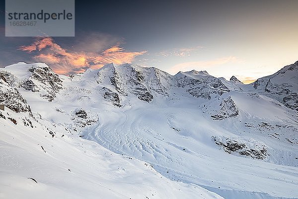 Winterliches Bergpanorama auf der Diavolezza bei Abendstimmung  Blick auf die Berninagruppe  Piz Palü  Bellavista  Piz Bernina  Persgletscher  Engadin  Schweiz  Europa