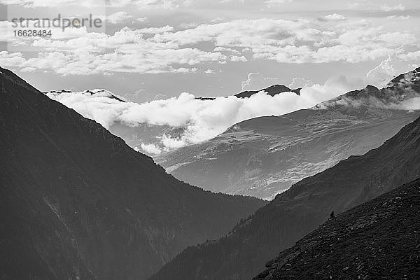 Bergketten umgeben von Nebel  Bergtal Floitengrund  Zillertaler Alpen  Zillertal  Tirol  Österreich  Europa