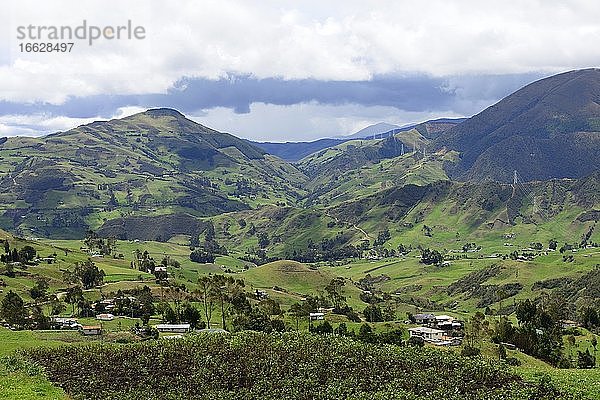 Landwirtschaftlich genutztes Hügelland  bei Cuenca  Provinz Azuay  Ecuador  Südamerika