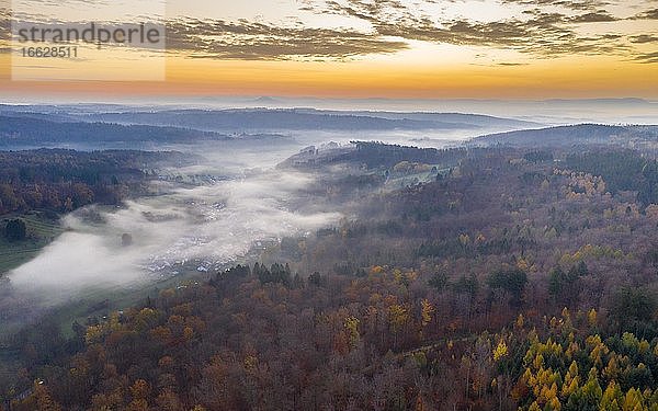 Drohnenaufnahme  Herbstnebel im Nassachtal  Mischwald  Baden-Württemberg  Deutschland  Europa