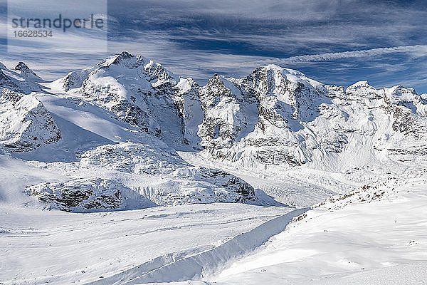 Winterliches Bergpanorama auf der Diavolezza  Blick auf die Berninagruppe  Piz Bernina  Persgletscher  Morteratschgletscher  Engadin  Schweiz  Europa