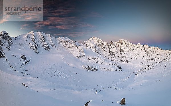 Winterliches Bergpanorama auf der Diavolezza bei Morgenstimmung  Blick auf die Berninagruppe  Piz Palü  Bellavista  Piz Bernina  Persgletscher  Morteratschgletscher  Engadin  Schweiz  Europa