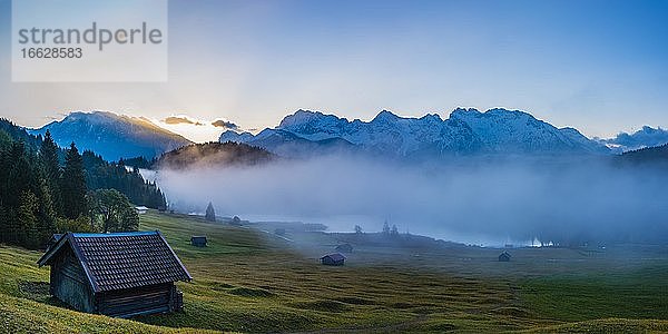 Sonnenaufgang und Morgennebel  Geroldsee  dahinter das Karwendelgebirge  Werdenfelser Land  Oberbayern  Bayern  Deutschland  Europa
