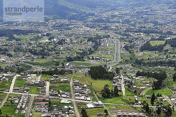 Blick von Süden auf die Vororte der Hauptstadt  Quito  Provinz Pichincha  Ecuador  Südamerika