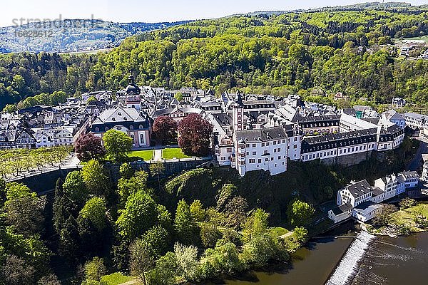 Luftaufnahme  Schloss Weilburg mit barocker Schlossanlage  Altes Rathaus und Schlosskirche mit Turm  Weilburg  Hessen  Deutschland  Europa
