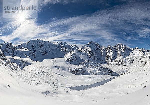 Winterliches Bergpanorama auf der Diavolezza  Blick auf die Berninagruppe  Piz Palü  Bellavista  Piz Bernina  Persgletscher  Morteratschgletscher  Engadin  Schweiz  Europa