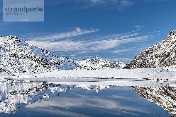 Verschneite Landschaft spiegelt sich im Lago Bianco  Berninapass  Engadin  Graubünden  Schweiz  Europa
