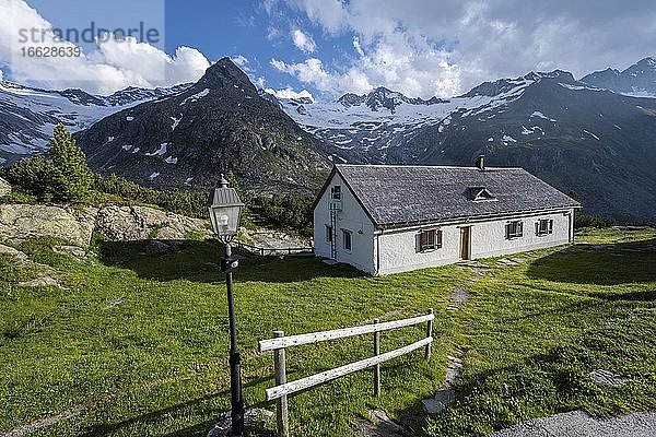 Nebenhaus der Berliner Hütte am Berliner Höhenweg  Zillertaler Alpen  Zillertal  Tirol  Österreich  Europa