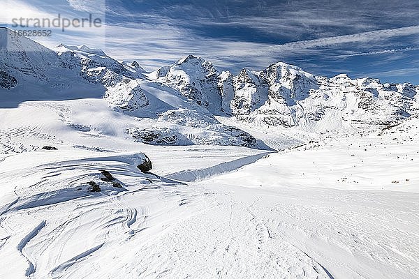 Winterliches Bergpanorama auf der Diavolezza  Blick auf die Berninagruppe  Piz Bernina  Persgletscher  Morteratschgletscher  Engadin  Schweiz  Europa