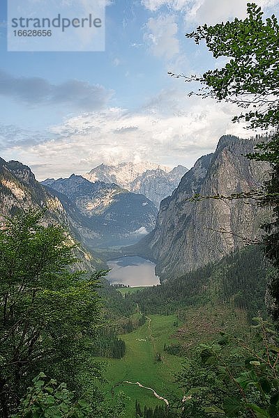 Ausblick vom Röthsteig auf den Obersee und Watzmann  Königssee  Berglandschaft  Nationalpark Berchtesgaden  Berchtesgadener Land  Oberbayern  Bayern  Deutschland  Europa