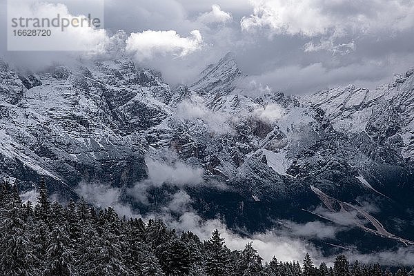 Winterlandschaft in den Bergen der Dolomiten  bei Cortina d'Ampezzo  Alpen  Venetien  Italien  Europa