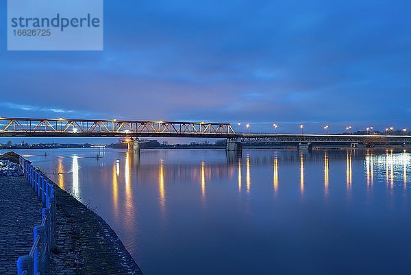 Elbbrücke Schönebeck  Fluss Elbe  blaue Stunde  Sachsen-Anhalt  Deutschland  Europa